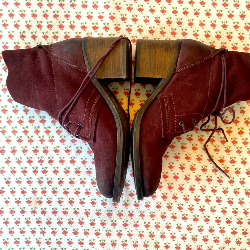 Steve Madden Burgandy/wine new suede boot size 8.